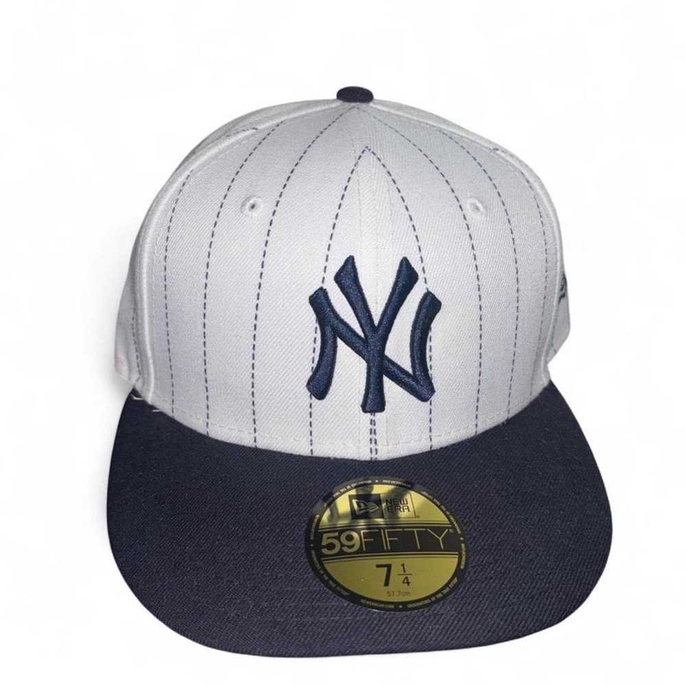 New York Yankees New Era 59FIFTY cap with white pinstripes Size 7 1/4